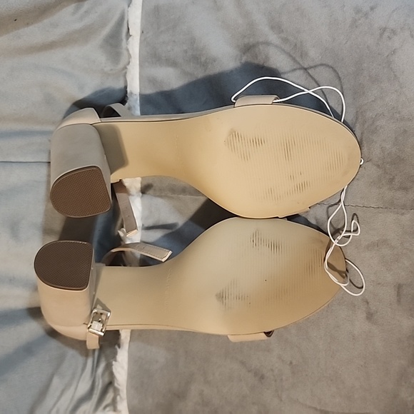 Call it Spring sandals - Picture 2 of 2